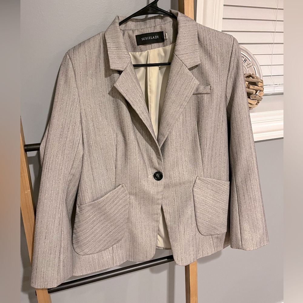 SUSIELADY large blazer | light gray | tan silk lining | thick material